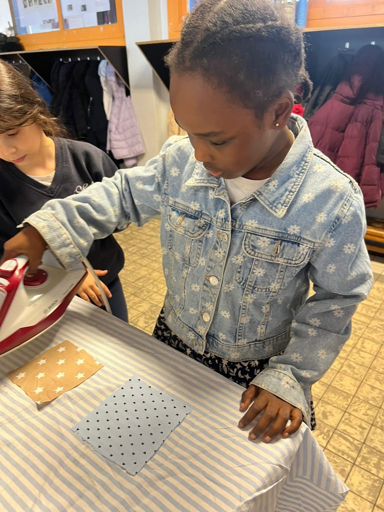 Les élèves de P3 se lancent dans la couture pour la fête des mamans